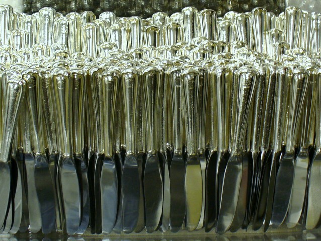 Flatware burnishing for diningware at party centers and country clubs
